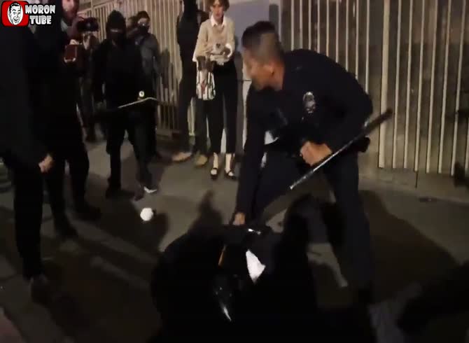 Video :An tense arrest at a rally in favor of abortion